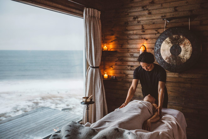 massage room with an ocean front view in Iceland